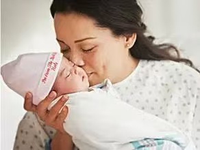母乳喂養(yǎng)|2大方法讓寶寶順利吃上第一口奶！